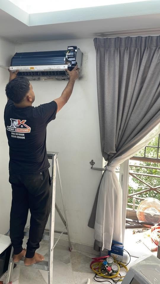 RK Reno technician carrying out aircond installation in Kuala Lumpur
