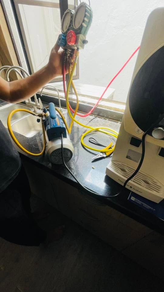 Vacuum pump process during aircond installation in KL by RK Reno